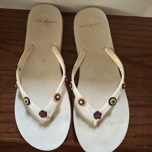 Tory Burch Cream Sandals with Minimalist Design